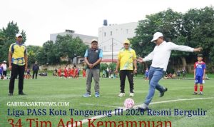 Wali Kota Tangerang bersama Kepala Dispora Kaonang sedang melakukan tendangan bola pertama sebagai simbol dibukanya Liga PASS Kota Tangerang III 2026 di Stadion Mini Cipondoh