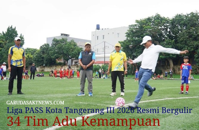 Wali Kota Tangerang bersama Kepala Dispora Kaonang sedang melakukan tendangan bola pertama sebagai simbol dibukanya Liga PASS Kota Tangerang III 2026 di Stadion Mini Cipondoh