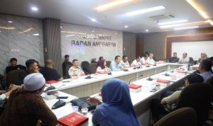 Suasana Rapat Dengar Pendapat (RDP) di Ruang Badan Anggaran DPRD Kota Tangerang yang membahas sengketa penancapan tiang internet ilegal.