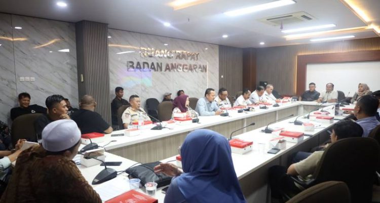 Suasana Rapat Dengar Pendapat (RDP) di Ruang Badan Anggaran DPRD Kota Tangerang yang membahas sengketa penancapan tiang internet ilegal.