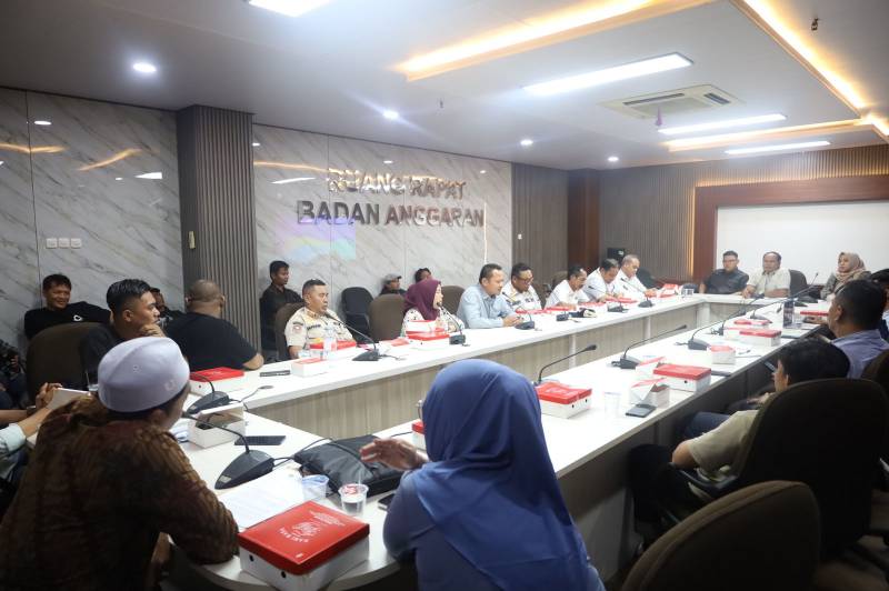 Suasana Rapat Dengar Pendapat (RDP) di Ruang Badan Anggaran DPRD Kota Tangerang yang membahas sengketa penancapan tiang internet ilegal.