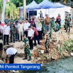 Camat Pinang bersama jajaran TNI saat melakukan prosesi peletakan batu pertama semen pada fondasi Jembatan Garuda di Panunggangan Utara