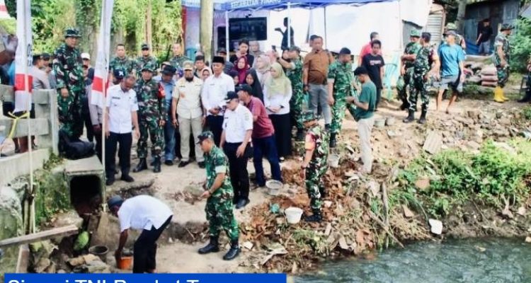 Camat Pinang bersama jajaran TNI saat melakukan prosesi peletakan batu pertama semen pada fondasi Jembatan Garuda di Panunggangan Utara