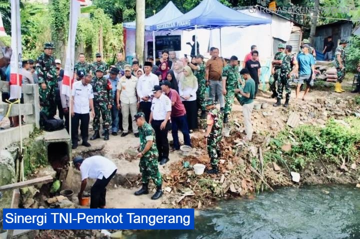 Camat Pinang bersama jajaran TNI saat melakukan prosesi peletakan batu pertama semen pada fondasi Jembatan Garuda di Panunggangan Utara