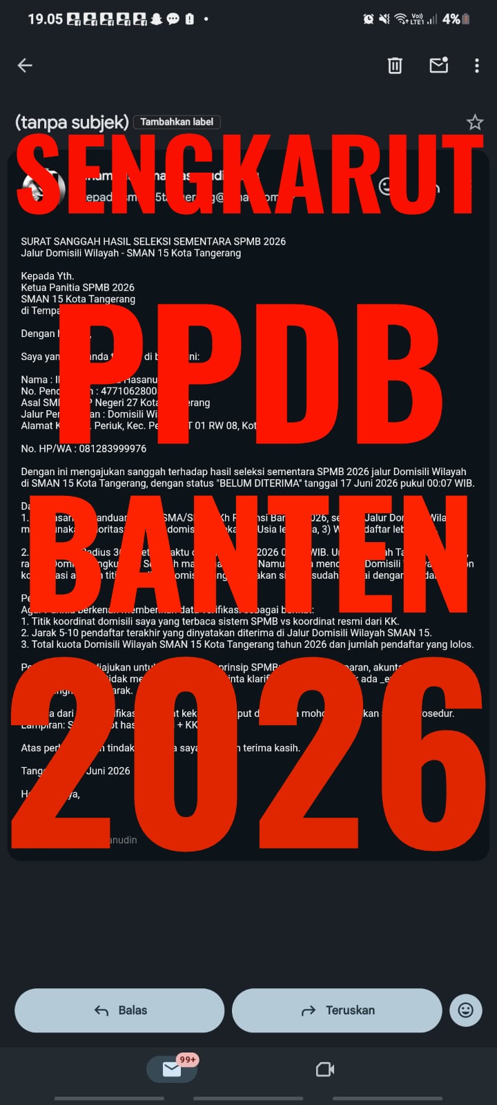 Orang tua calon siswa menunjukkan berkas Kartu Keluarga dan surat sanggahan resmi di depan gerbang SMAN 15 Kota Tangerang sebagai protes atas sistem zonasi PPDB Banten 2026.