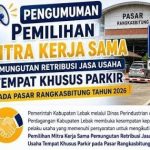 Papan pengumuman mengenai tarif resmi retribusi daerah yang terpasang di area fasilitas umum.