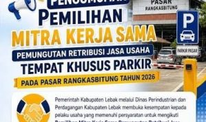 Papan pengumuman mengenai tarif resmi retribusi daerah yang terpasang di area fasilitas umum.