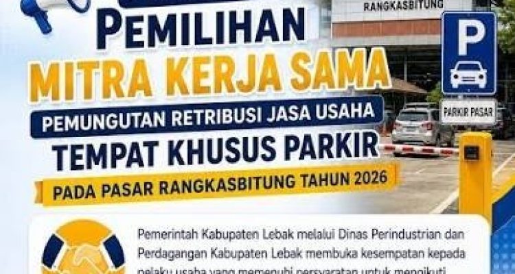 Papan pengumuman mengenai tarif resmi retribusi daerah yang terpasang di area fasilitas umum.