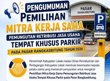 Papan pengumuman mengenai tarif resmi retribusi daerah yang terpasang di area fasilitas umum.