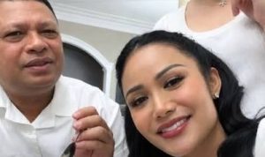 GSN RESEARCH Diva Indonesia Kris Dayanti menepis rumor miring keretakan rumah tangga dengan mengunggah momen komunikasi hangat bersama sang suami, Raul Lemos, dan putranya, Kellen.
