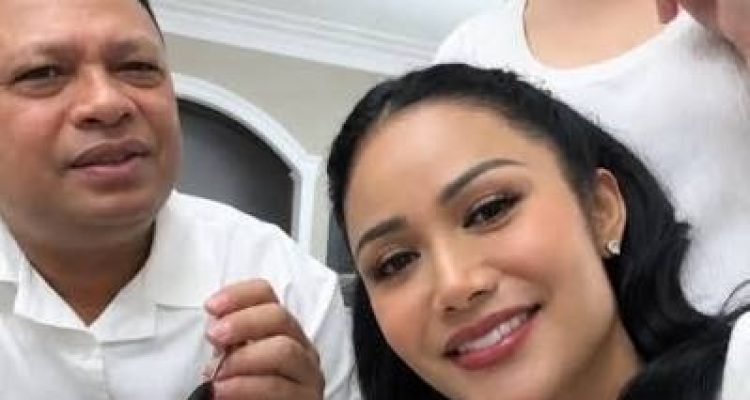Diva Indonesia Kris Dayanti menepis rumor miring keretakan rumah tangga dengan mengunggah momen komunikasi hangat bersama sang suami, Raul Lemos, dan putranya, Kellen.