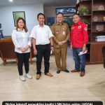 Asisten II Kota Tangerang, Ruta Ireng, saat menerima berkas laporan dan bukti awal indikasi pelanggaran tata kelola anggaran serta agraria dari pimpinan LKGSAI, Gerak Indonesia, dan Mabes Japri.
