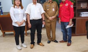 Asisten II Kota Tangerang, Ruta Ireng, saat menerima berkas laporan dan bukti awal indikasi pelanggaran tata kelola anggaran serta agraria dari pimpinan LKGSAI, Gerak Indonesia, dan Mabes Japri.