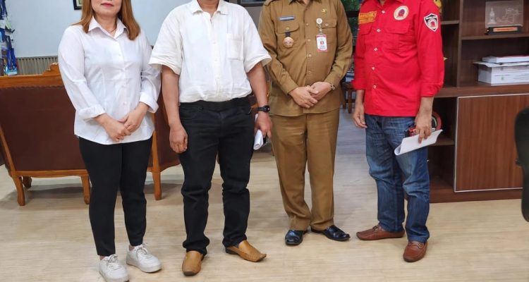Asisten II Kota Tangerang, Ruta Ireng, saat menerima berkas laporan dan bukti awal indikasi pelanggaran tata kelola anggaran serta agraria dari pimpinan LKGSAI, Gerak Indonesia, dan Mabes Japri.