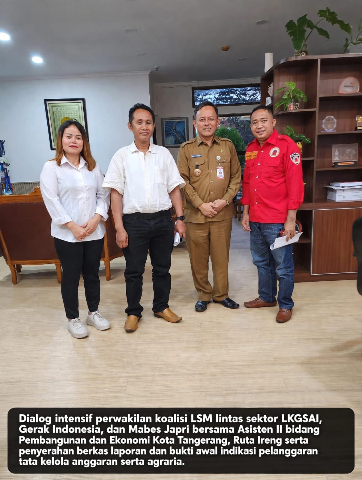 Asisten II Kota Tangerang, Ruta Ireng, saat menerima berkas laporan dan bukti awal indikasi pelanggaran tata kelola anggaran serta agraria dari pimpinan LKGSAI, Gerak Indonesia, dan Mabes Japri.