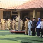 Wali Kota Tangerang H. Sachrudin memimpin apel pagi dan bersalaman dengan ASN dalam acara Halal Bihalal di Plaza Puspem Kota Tangerang.