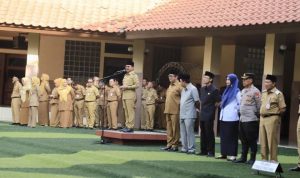 Wali Kota Tangerang H. Sachrudin memimpin apel pagi dan bersalaman dengan ASN dalam acara Halal Bihalal di Plaza Puspem Kota Tangerang.