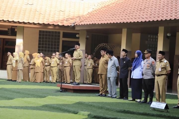 Wali Kota Tangerang H. Sachrudin memimpin apel pagi dan bersalaman dengan ASN dalam acara Halal Bihalal di Plaza Puspem Kota Tangerang.