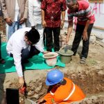 Wakil Wali Kota Tangerang H. Maryono saat meletakkan batu pertama pembangunan Masjid Jami Al-Ikhlas disaksikan tokoh masyarakat.