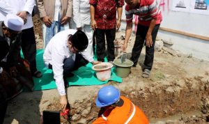 Wakil Wali Kota Tangerang H. Maryono saat meletakkan batu pertama pembangunan Masjid Jami Al-Ikhlas disaksikan tokoh masyarakat.