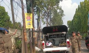 Petugas Trantib Jatiuwung menertibkan spanduk ilegal dan mengedukasi PKL