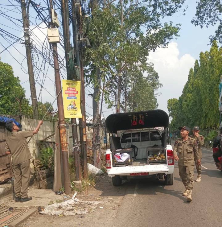 Petugas Trantib Jatiuwung menertibkan spanduk ilegal dan mengedukasi PKL