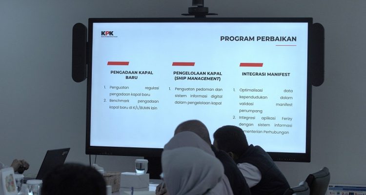 Suasana antrean kendaraan dan proses pemindaian tiket di gerbang boarding pelabuhan penyeberangan.