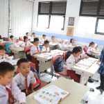 Tangkapan layar guru saat memberikan materi pembelajaran jarak jauh melalui aplikasi telekonferensi.