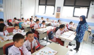 Tangkapan layar guru saat memberikan materi pembelajaran jarak jauh melalui aplikasi telekonferensi.