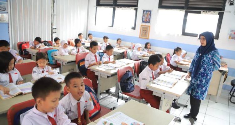 Tangkapan layar guru saat memberikan materi pembelajaran jarak jauh melalui aplikasi telekonferensi.