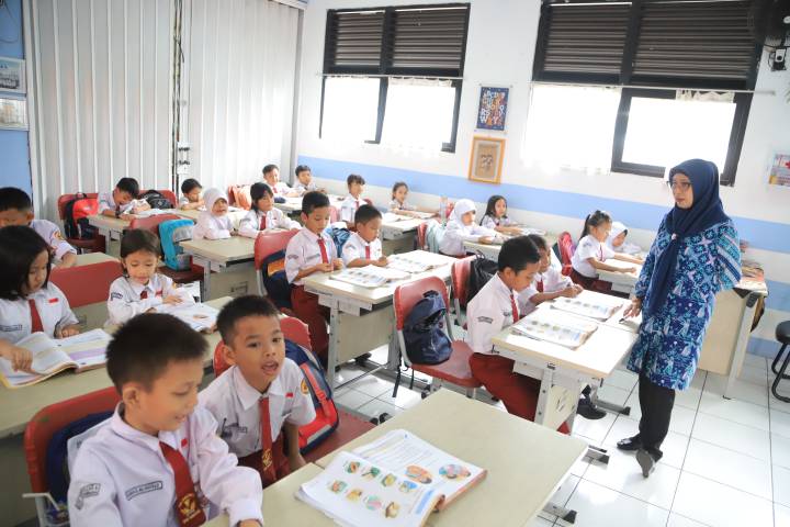 Tangkapan layar guru saat memberikan materi pembelajaran jarak jauh melalui aplikasi telekonferensi.