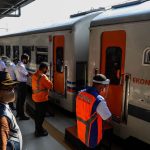 Rangkaian gerbong kereta api eksekutif bersiap diberangkatkan dari peron stasiun utama guna menampung limpahan penumpang pesawat.