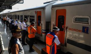 Rangkaian gerbong kereta api eksekutif bersiap diberangkatkan dari peron stasiun utama guna menampung limpahan penumpang pesawat.
