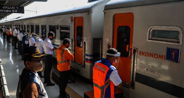 Rangkaian gerbong kereta api eksekutif bersiap diberangkatkan dari peron stasiun utama guna menampung limpahan penumpang pesawat.