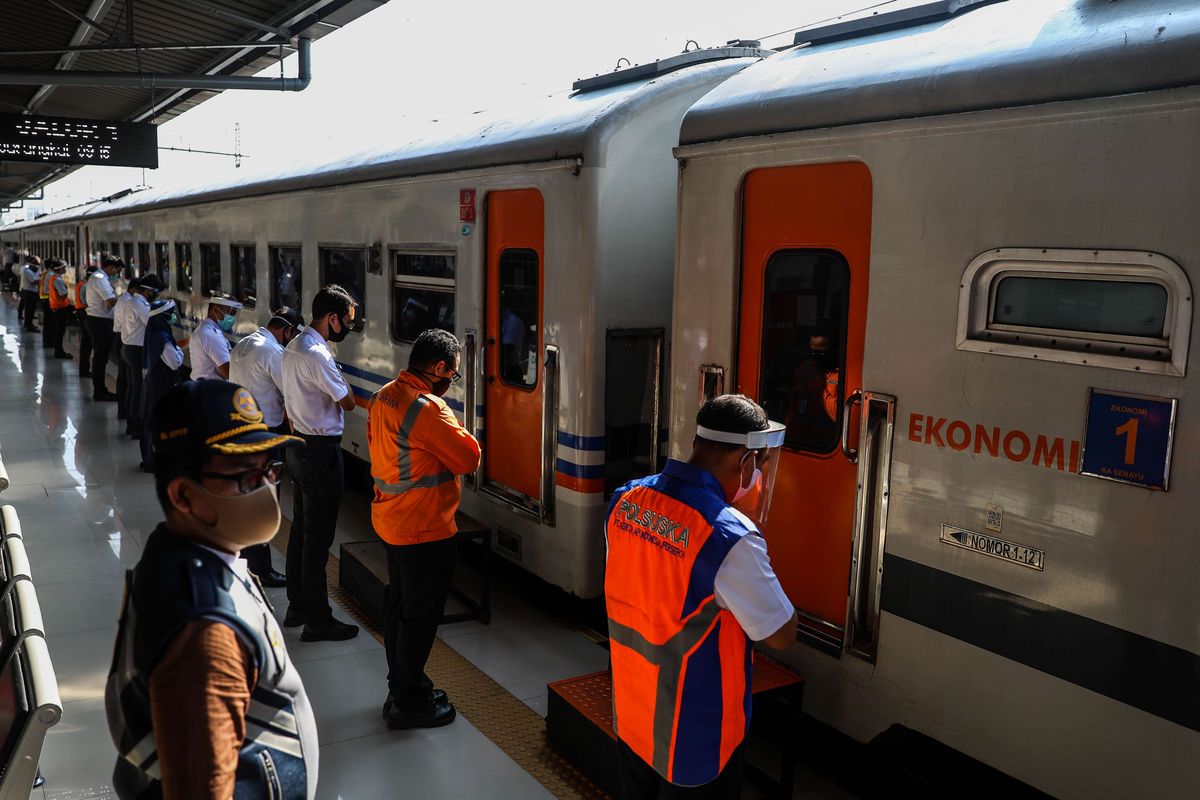 Rangkaian gerbong kereta api eksekutif bersiap diberangkatkan dari peron stasiun utama guna menampung limpahan penumpang pesawat.