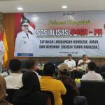 Kepala Badan Kesbangpol Kota Tangerang memberikan pemaparan materi P4GN-PN di hadapan tokoh masyarakat Kelurahan Uwung Jaya.