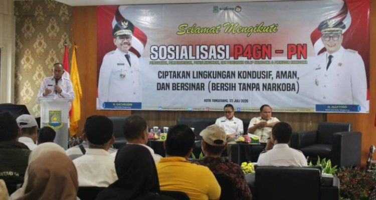 Kepala Badan Kesbangpol Kota Tangerang memberikan pemaparan materi P4GN-PN di hadapan tokoh masyarakat Kelurahan Uwung Jaya.