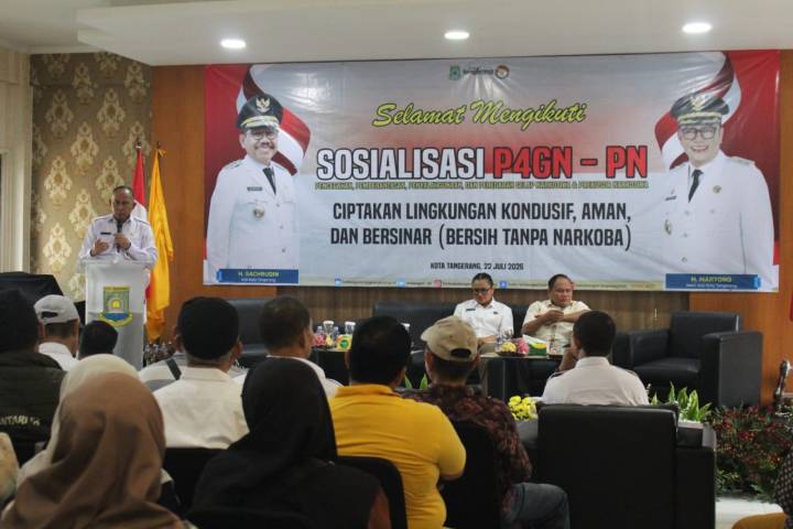 Kepala Badan Kesbangpol Kota Tangerang memberikan pemaparan materi P4GN-PN di hadapan tokoh masyarakat Kelurahan Uwung Jaya.