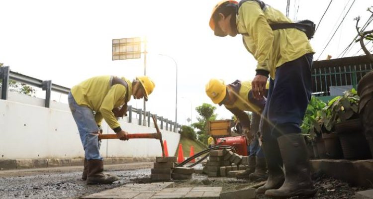 Petugas Trantib Jatiuwung menertibkan spanduk ilegal dan mengedukasi PKL.