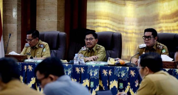 Wali Kota Tangerang H. Sachrudin saat memberikan arahan tegas dalam Rapat Evaluasi Kewilayahan di hadapan para Kepala OPD, Camat, dan Lurah di Ruang Akhlakul Karimah.