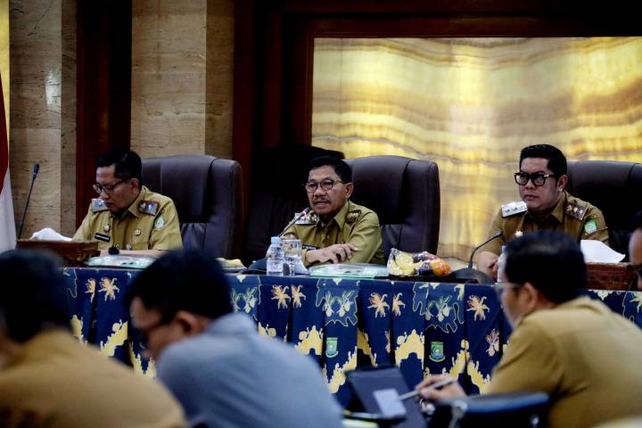 Wali Kota Tangerang H. Sachrudin saat memberikan arahan tegas dalam Rapat Evaluasi Kewilayahan di hadapan para Kepala OPD, Camat, dan Lurah di Ruang Akhlakul Karimah.